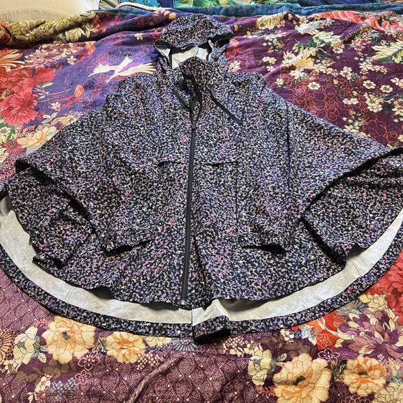 Lululemon SEAWHEEZE Horizon Runners Cape M/L Hooded Reflective Rainbow Jacket - Picture 2 of 15